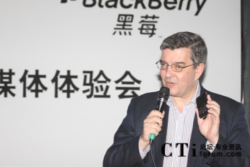 RIM��˾�Ї��^(q��)�����x������� չʾ��ݮ8980 Curve�����֙C(j��)