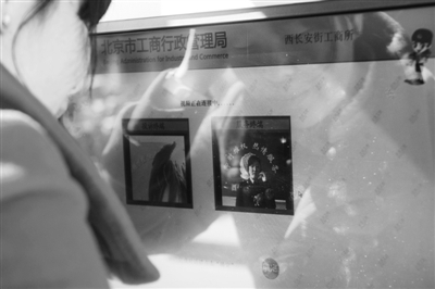 消費(fèi)者試用“即時維權(quán)”終端機(jī)